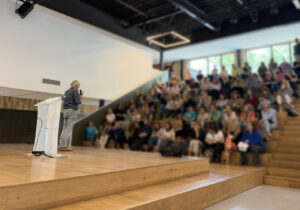 Udo geeft storytelling workshop aan medewerkers van het Strabrecht College