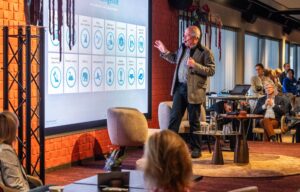 Gastspreker Paul Iske legt archetypes uit op Kompanendag